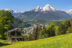 Blick über Berchtesgaden auf das Watzmannmassiv, Berchtesgadener Land, Oberbayern, Bayern, Süddeutschland, Deutschland, Europa Blick über Berchtesgaden auf das Watzmannmassiv, Berchtesgadener Land, Oberbayern, Bayern, Süddeutschland, Deutschland, Europa